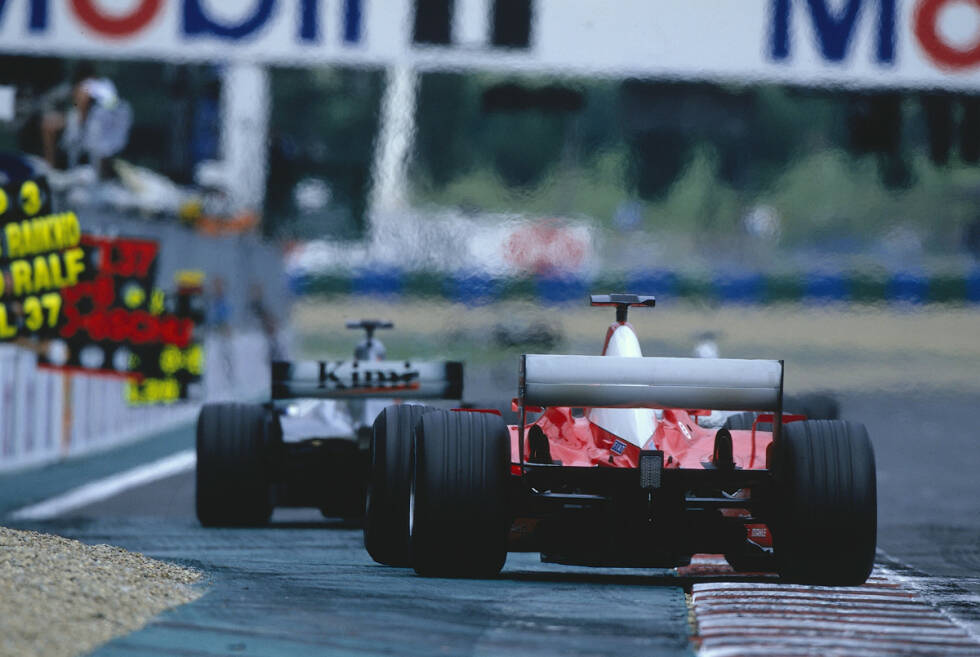 Foto zur News: Beim Grand Prix von Frankreich ist er sogar nahe dran, vor Michael Schumacher sein erstes Rennen zu gewinnen. Kurz vor Rennende rutscht er jedoch auf einer Flüssigkeit auf der Strecke auf und musste dem Ferrari den Sieg überlassen.