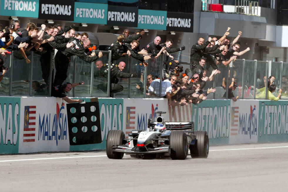 Foto zur News: In seiner zweiten McLaren-Saison 2003 gelingt Räikkönen der Durchbruch: Beim zweiten Rennen in Malaysia feiert er seinen ersten Formel-1-Sieg. Und weil er in der tropischen Hitze kühlen Kopf bewahrt, wird die Legende des &quot;Iceman&quot; (Copyright: Ron Dennis) geboren.