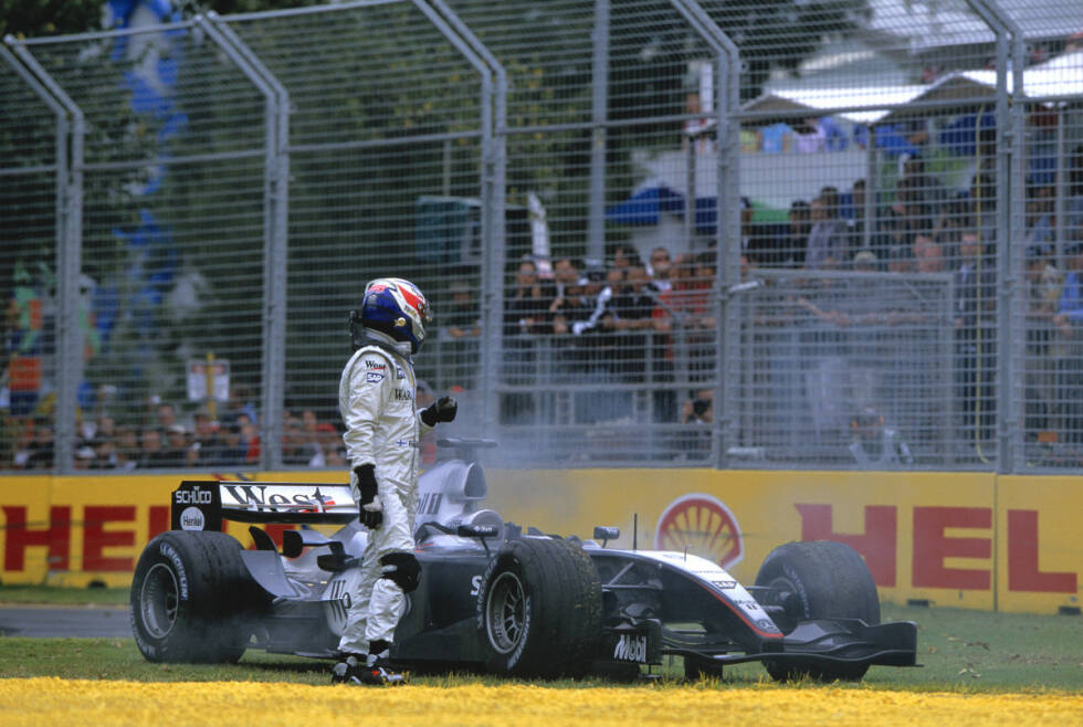 Foto zur News: Die Saison 2004 fällt in die Kategorie Pleiten, Pech &amp; Pannen. Vor allem der Mercedes-Motor verraucht in beunruhigender Regelmäßigkeit. Am Ende wird er WM-Siebter. Schwacher Trost: Der Sieg im Teamduell gegen David Coulthard.