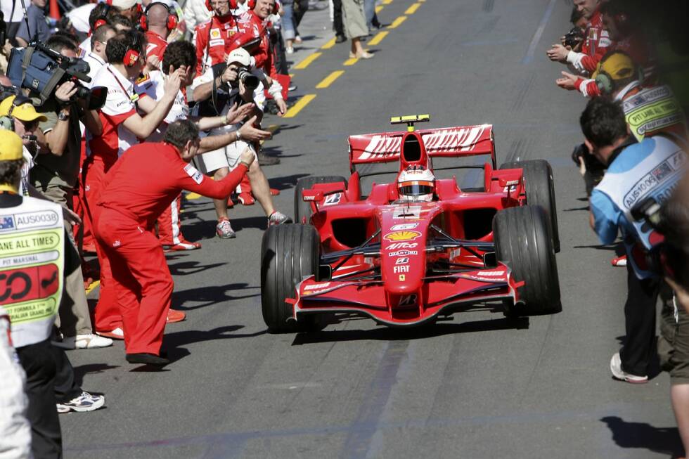 Foto zur News: Zurück zum Sportlichen: 2007 beginnt mit dem Wechsel zu Ferrari eine neue Ära bei der Scuderia. Räikkönen muss die großen Fußstapfen von Michael Schumacher ausfüllen. Und gleich im ersten Rennen in Melbourne gelingt der erste Sieg.