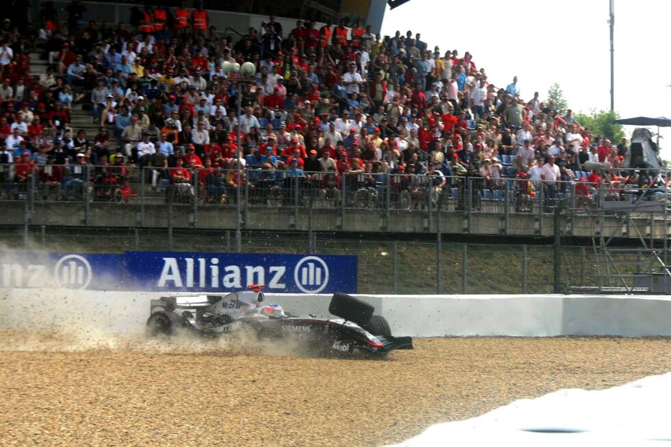 Foto zur News: Immerhin ist der McLaren 2005 das schnellste Auto im Feld. Doch den sicheren Sieg auf dem Nürburgring verliert Räikkönen dennoch: In der letzten Runde klopft ein Plattfuß die Radaufhängung weich, die wenige Kilometer vor Schluss kollabiert.