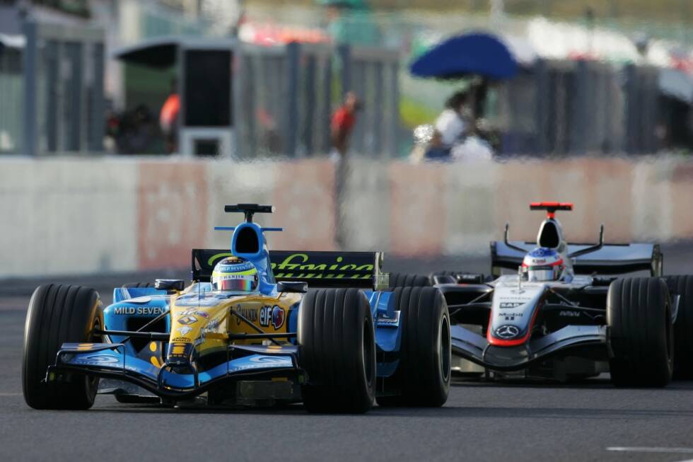 Foto zur News: Das vorletzte Saisonrennen in Suzuka geht als eines seiner besten in die Formel-1-Geschichte ein: Räikkönen zeigt von Startplatz 17 eine sensationelle Aufholjagd. In der letzten Runde überholt er den Führenden Giancarlo Fisichella - und gewinnt!