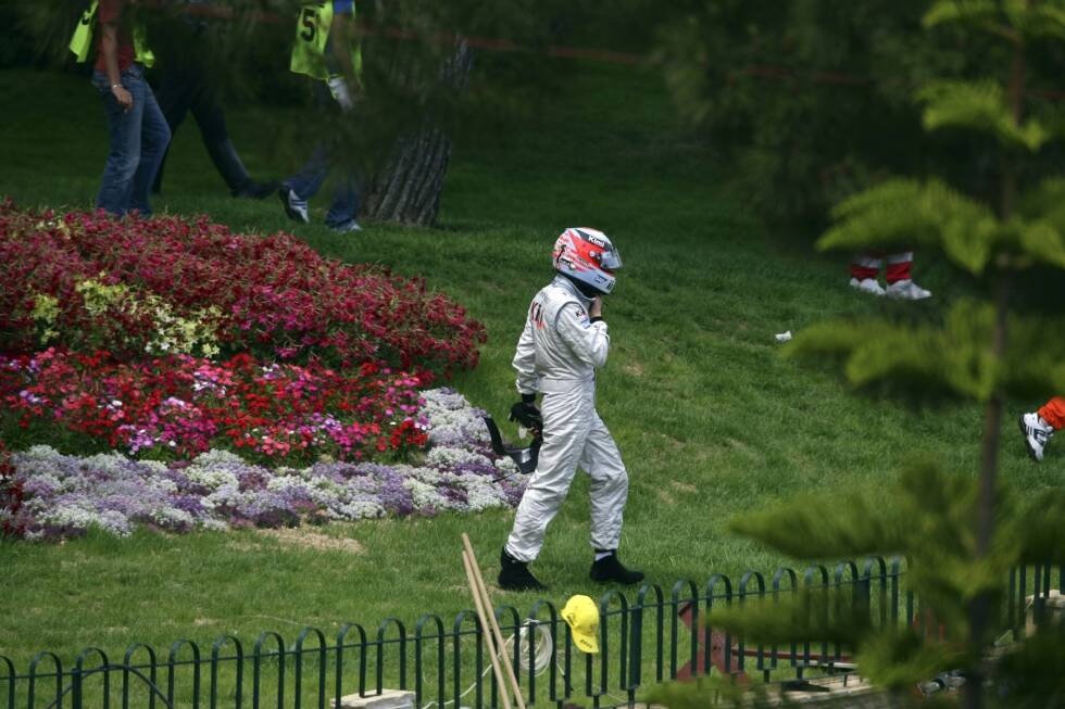 Foto zur News: Keine Lust mehr? Das kennt man inzwischen auch von Kimi: Nach dem Ausfall in Monaco 2006 (am Jahresende WM-Fünfter) kehrt er nicht etwa zur McLaren-Box zurück, sondern geht direkt auf seine Jacht.