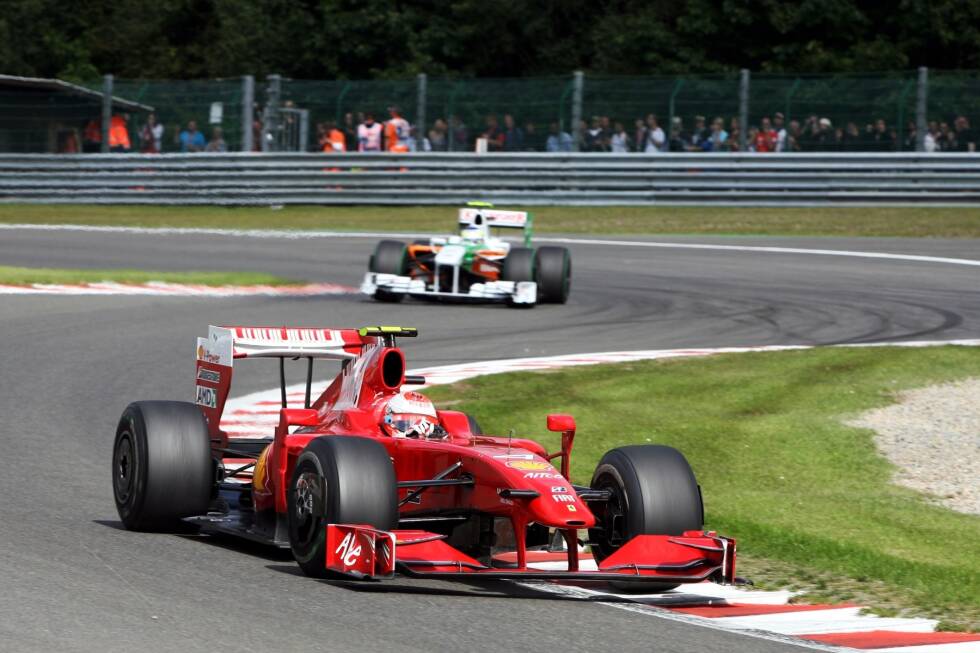Foto zur News: 2009 gerät Ferrari aufgrund der Regeländerung ins Hintertreffen. Der F60 ist unterlegen und Räikkönen spielt keine Rolle im WM-Kampf. Nur auf seiner Lieblingsstrecke in Belgien kann er sich dank KERS den einzigen Saisonsieg sichern.