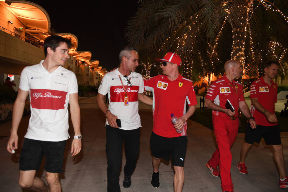 Foto zur News: ... von wegen! Auch mit 39 Jahren hat Räikkönen nicht genug. Der Finne will noch nicht in Rente gehen und heuert daher für zwei Jahre bei seinem Ex-Team Sauber an. Das heißt 2019 Alfa Romeo. Charles Leclerc wird sein Nachfolger bei Ferrari.