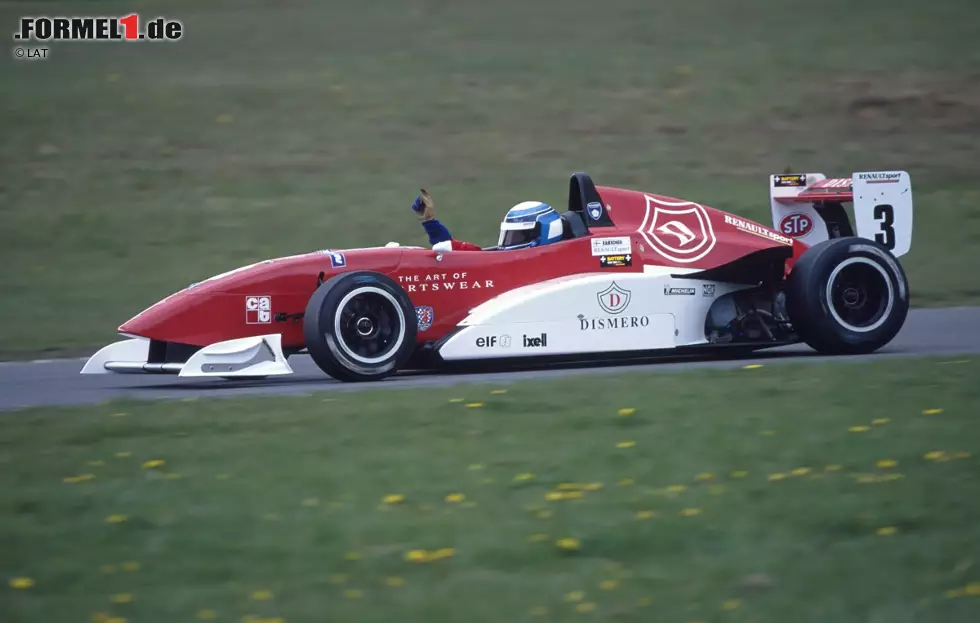 Vor dem Aufstieg in die Formel 1 fährt Räikkönen nur 23 Autorennen, 13 davon gewinnt er. Der Finne muss um seine Superlizenz zittern. Letztendlich erteilt ihm FIA-Präsident Max Mosley eine provisorische Starterlaubnis. Foto zur News: Vor dem Aufstieg in die Formel 1 fährt Räikkönen nur 23 Autorennen, 13 davon gewinnt er. Der Finne muss um seine Superlizenz zittern. Letztendlich erteilt ihm FIA-Präsident Max Mosley eine provisorische Starterlaubnis.