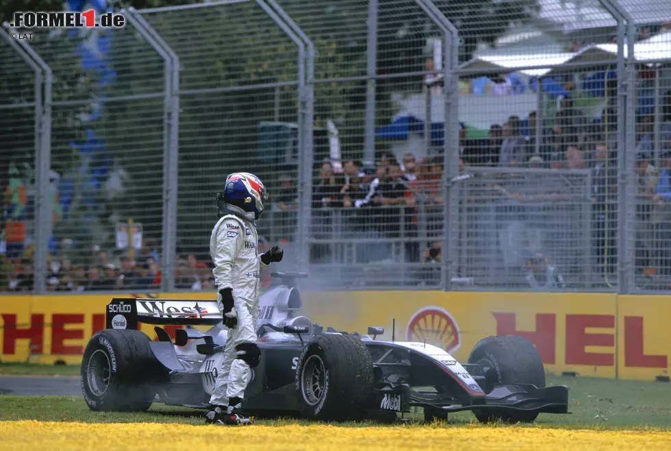 Die Saison 2004 fällt in die Kategorie Pleiten, Pech & Pannen. Vor allem der Mercedes-Motor verraucht in beunruhigender Regelmäßigkeit. Am Ende wird er WM-Siebter. Schwacher Trost: Der Sieg im Teamduell gegen David Coulthard. Foto zur News: Die Saison 2004 fällt in die Kategorie Pleiten, Pech & Pannen. Vor allem der Mercedes-Motor verraucht in beunruhigender Regelmäßigkeit. Am Ende wird er WM-Siebter. Schwacher Trost: Der Sieg im Teamduell gegen David Coulthard.