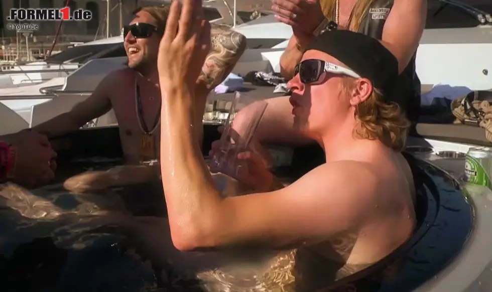 Der Finne - in frühen Jahren als Partylöwe und Karaokesänger bekannt - hat auch keine Hemmungen davor, mit nackten Zeitgenossen (The Dudesons) im Whirlpool ein Bier zu schlürfen. Foto zur News: Der Finne - in frühen Jahren als Partylöwe und Karaokesänger bekannt - hat auch keine Hemmungen davor, mit nackten Zeitgenossen (The Dudesons) im Whirlpool ein Bier zu schlürfen.