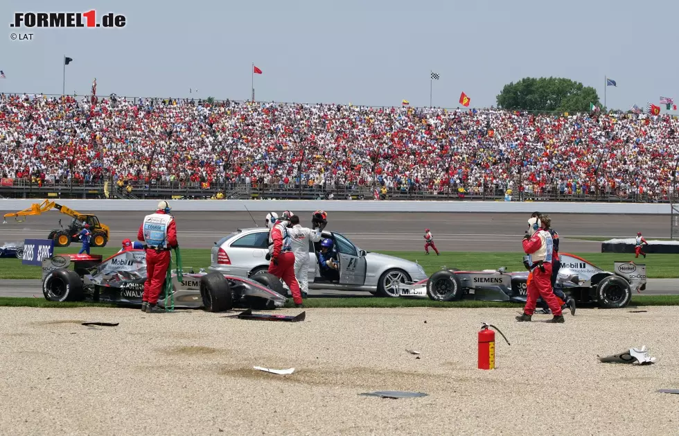 ... denn 2006 kann McLaren nicht mit Renault mithalten. Außerdem entflammt ein interner Kampf zwischen Räikkönen & Montoya. In Indianapolis kollidieren die beiden. Ron Dennis platzt der Kragen: Testfahrer Pedro de la Rosa fährt das Jahr für Montoya zu Ende. Foto zur News: ... denn 2006 kann McLaren nicht mit Renault mithalten. Außerdem entflammt ein interner Kampf zwischen Räikkönen & Montoya. In Indianapolis kollidieren die beiden. Ron Dennis platzt der Kragen: Testfahrer Pedro de la Rosa fährt das Jahr für Montoya zu Ende.