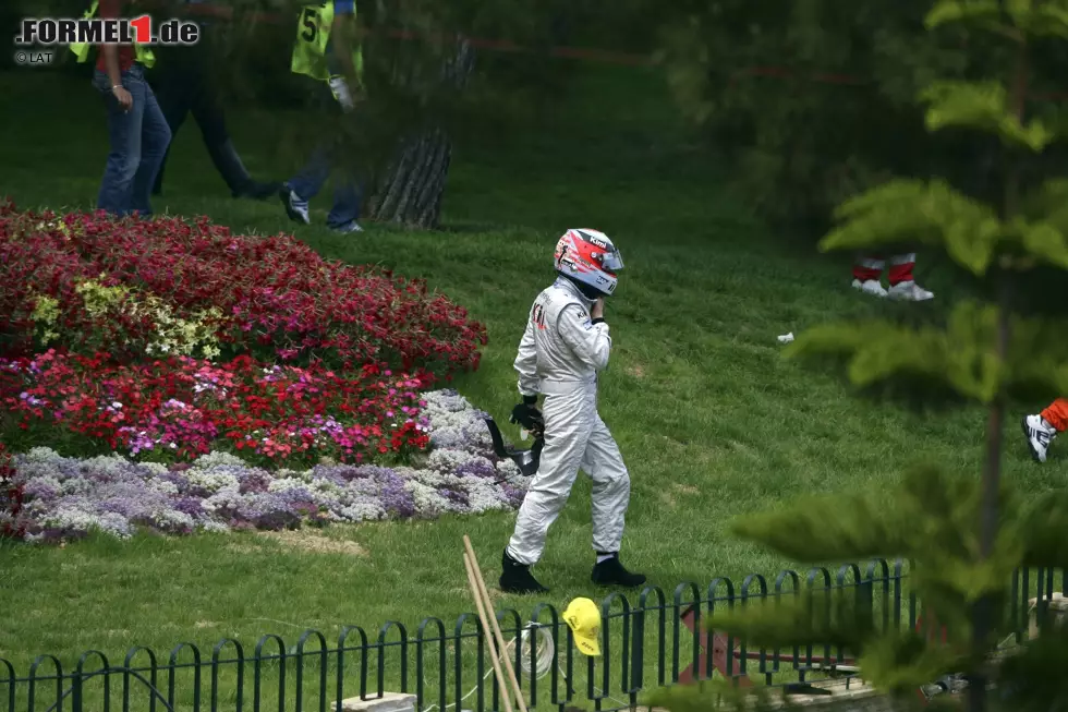 Keine Lust mehr? Das kennt man inzwischen auch von Kimi: Nach dem Ausfall in Monaco 2006 (am Jahresende WM-Fünfter) kehrt er nicht etwa zur McLaren-Box zurück, sondern geht direkt auf seine Jacht. Foto zur News: Keine Lust mehr? Das kennt man inzwischen auch von Kimi: Nach dem Ausfall in Monaco 2006 (am Jahresende WM-Fünfter) kehrt er nicht etwa zur McLaren-Box zurück, sondern geht direkt auf seine Jacht.