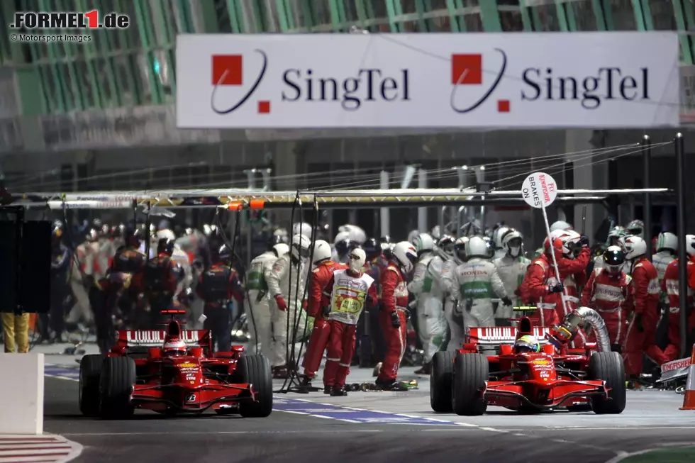 2008 läuft die Titelverteidigung nicht nach Wunsch, Räikkönen muss sich seinem Teamkollegen Felipe Massa unterordnen. Trotz Schützenhilfe des Finnen schafft es der Brasilianer beim Herzschlag-Finale jedoch nicht zum Titel. Foto zur News: 2008 läuft die Titelverteidigung nicht nach Wunsch, Räikkönen muss sich seinem Teamkollegen Felipe Massa unterordnen. Trotz Schützenhilfe des Finnen schafft es der Brasilianer beim Herzschlag-Finale jedoch nicht zum Titel.