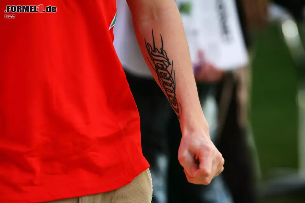 Ende 2009 wird die Ehe mit Ferrari geschieden, weil die Scuderia unbedingt Fernando Alonso holen möchte. Räikkönen wird ein Jahr vor Vertragsende rausgeschmissen - mit einem "Schmerzensgeld" von 17 Millionen Euro. Foto zur News: Ende 2009 wird die Ehe mit Ferrari geschieden, weil die Scuderia unbedingt Fernando Alonso holen möchte. Räikkönen wird ein Jahr vor Vertragsende rausgeschmissen - mit einem "Schmerzensgeld" von 17 Millionen Euro.