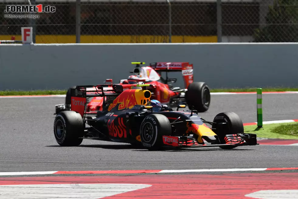 2015 beendet der Finne deutlich hinter dem Deutschen (150:278). Doch mit dem Aufschwung bei der Scuderia wird auch Räikkönen besser. In Spanien kämpft er 2016 gegen Jungstar Max Verstappen um den Sieg. Foto zur News: 2015 beendet der Finne deutlich hinter dem Deutschen (150:278). Doch mit dem Aufschwung bei der Scuderia wird auch Räikkönen besser. In Spanien kämpft er 2016 gegen Jungstar Max Verstappen um den Sieg.