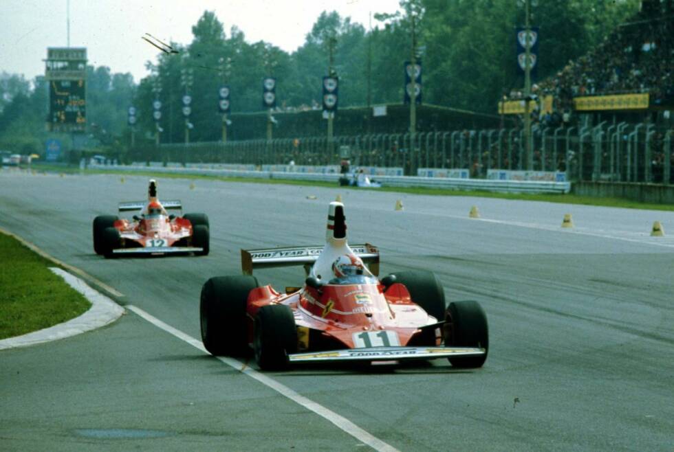Foto zur News: Obwohl er in Monza das Ziel als Dritter hinter dem Schweizer erreichte, feierte Lauda die Krone vor den Tifosi in Monza.