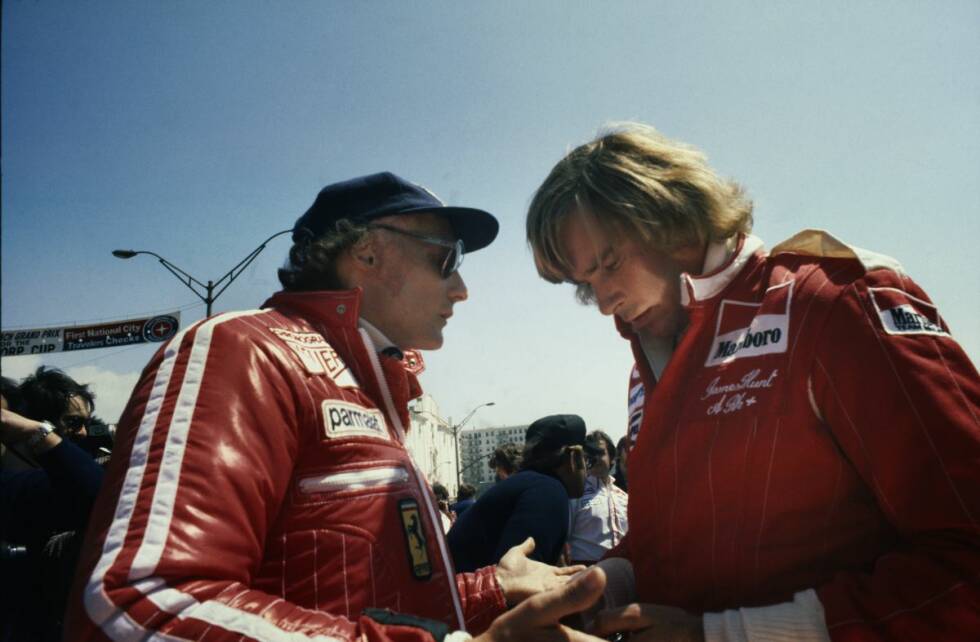 Foto zur News: Dabei waren sich Lauda und Hunt trotz ihrer scheinbar unüberbrückbaren Gegensätze abseits der Strecke keineswegs spinnefeind, sondern durchaus zugetan. Der Ferrari-Pilot hatte im Duell der beiden lange die Nase vorne, doch dann kam es zu einem entscheidenden Moment in der Karriere von Lauda.