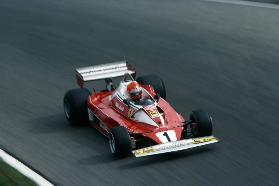 Foto zur News: Lauda wurde beim Comeback in Monza Vierter, in Italien aber ein weiteres Mal wie ein Held gefeiert. Die Krone ging 1976 trotzdem an James Hunt - weil es Lauda im Monsunregen von Fuji zu gefährlich war, ein Formel-1-Rennen zu bestreiten.