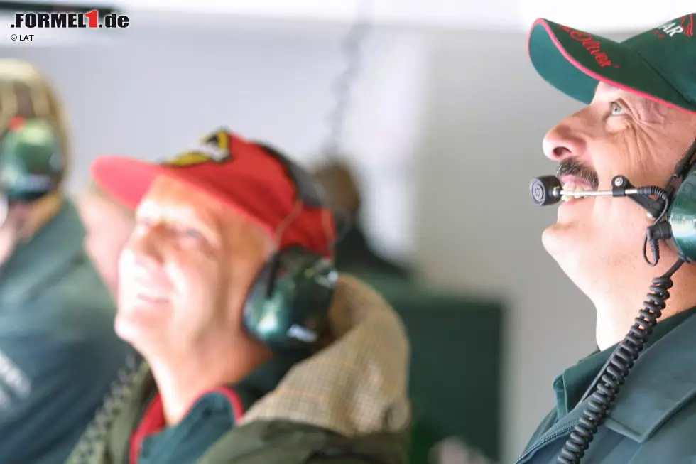 Nachdem er in den 90er-Jahren kurzzeitig Berater bei Ferrari gewesen war, kehrte Lauda aus der Luftfahrtbranche in die Formel 1 zurück. Er übernahm 2002 den Rennleiter- und anschließend den Teamchefposten bei Jaguar und arbeitete mit US-Legende Bobby Rahal zusammen. Foto zur News: Nachdem er in den 90er-Jahren kurzzeitig Berater bei Ferrari gewesen war, kehrte Lauda aus der Luftfahrtbranche in die Formel 1 zurück. Er übernahm 2002 den Rennleiter- und anschließend den Teamchefposten bei Jaguar und arbeitete mit US-Legende Bobby Rahal zusammen.