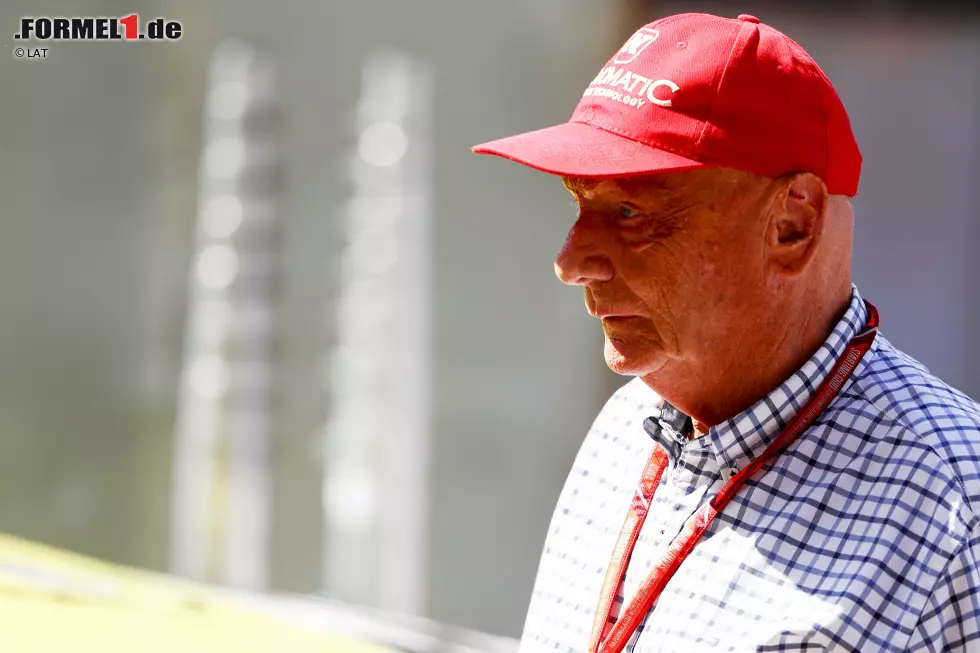 Am 20. Mai 2019 zog Lauda überraschend ein letztes Mal sein berühmtes Kapperl - diesmal endgültig. Wie so oft in seinem Leben überraschte er die Motorsportwelt, die Nachricht seines Todes kam ohne jede Vorankündigung. Niki Lauda hinterlässt seine Ehefrau Birgit und insgesamt fünf Kinder. Foto zur News: Am 20. Mai 2019 zog Lauda überraschend ein letztes Mal sein berühmtes Kapperl - diesmal endgültig. Wie so oft in seinem Leben überraschte er die Motorsportwelt, die Nachricht seines Todes kam ohne jede Vorankündigung. Niki Lauda hinterlässt seine Ehefrau Birgit und insgesamt fünf Kinder.