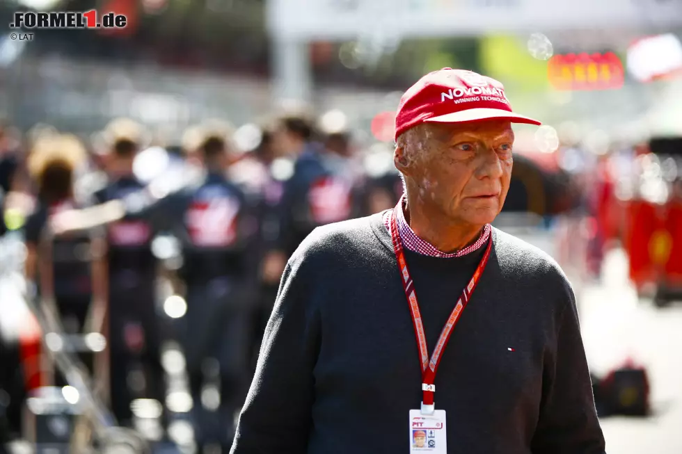 2018 schockte die Nachricht, dass sich Lauda einer Lungentransplantation unterziehen muss. Diese verlief ohne Komplikationen. Noch ahnte keiner, dass er nie wieder einen Grand Prix besuchen würde ... Foto zur News: 2018 schockte die Nachricht, dass sich Lauda einer Lungentransplantation unterziehen muss. Diese verlief ohne Komplikationen. Noch ahnte keiner, dass er nie wieder einen Grand Prix besuchen würde ...
