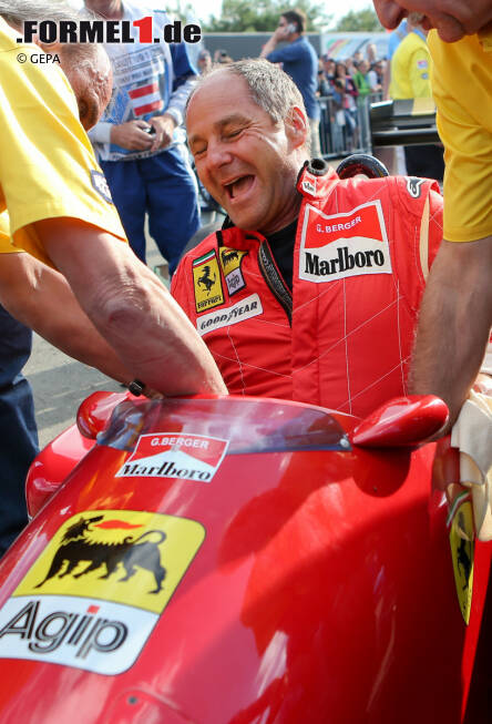 Foto zur News: Erstmal überhaupt reinkommen: Gerhard Berger zwängt sich in seinen 1988er-Turbo-Ferrari.