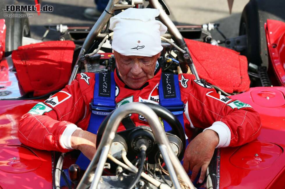 Foto zur News: Und auch Niki Lauda hatte in seinem &quot;Rush&quot;-Ferrari von 1976 etwas weniger Luft im Cockpit als Daniel Brühl bei den Dreharbeiten.