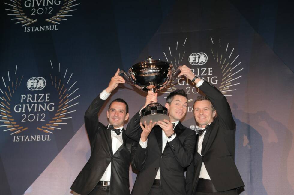 Foto zur News: Im Folgejahr wiederholen Lotterer/Treluyer/Fässler nicht nur ihren Erfolg an der Sarthe, sondern sie setzen noch einen drauf. Das Trio darf sich am Ende des Jahres bei der FIA-Preisvergabe in Istanbul feiern lassen: Langstrecken-Weltmeister 2012.
