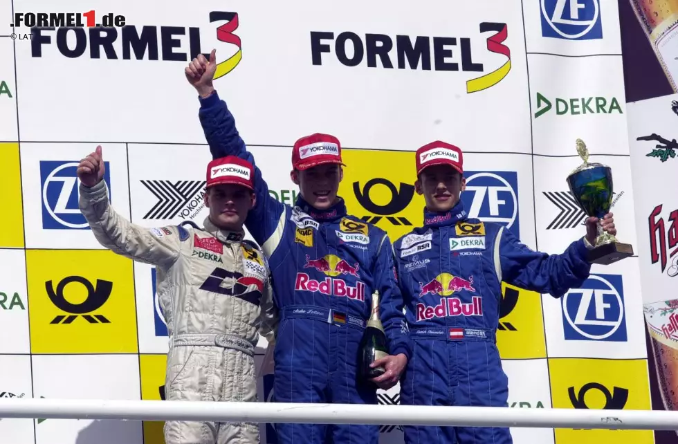 Foto zur News: Im Jahr 2000 feiert Andre Lotterer einige Erfolge in der deutschen Formel-3-Meisterschaft. Auf dem Foto feiert der gebürtige Duisburger einen Sieg in Hockenheim. Damals mit ihm auf dem Podium: Pierre Kaffer und Patrick Friesacher.