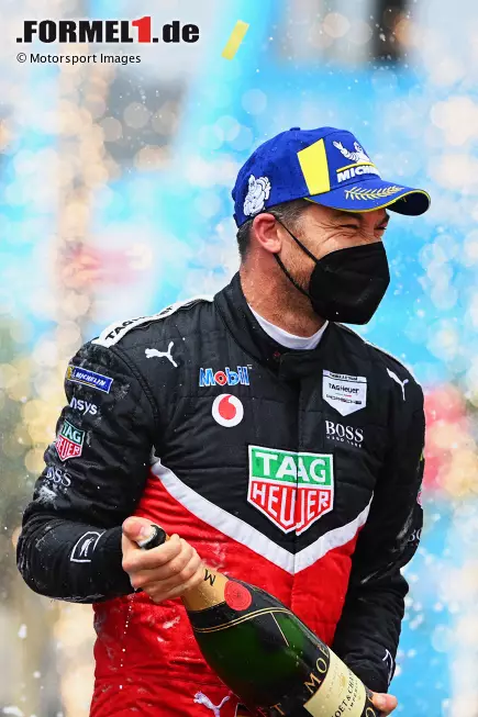 Zur Saison 2019/20 wechselt Lotterer innerhalb der Formel E von Techeetah ins Porsche-Werksteam. Die gemeinsame Zeit beginnt gleich mal mit einem weiteren zweiten Platz für den Deutschen in Diriyya, und das Premierenjahr endet mit einem weiteren achten Rang für Lotterer in der Gesamtwertung 2019/20. 2021 holt er beim chaotischen Valencia-ePrix sein vorerst letztes FE-Podium: Erneut springt Position zwei heraus. Foto zur News: Zur Saison 2019/20 wechselt Lotterer innerhalb der Formel E von Techeetah ins Porsche-Werksteam. Die gemeinsame Zeit beginnt gleich mal mit einem weiteren zweiten Platz für den Deutschen in Diriyya, und das Premierenjahr endet mit einem weiteren achten Rang für Lotterer in der Gesamtwertung 2019/20. 2021 holt er beim chaotischen Valencia-ePrix sein vorerst letztes FE-Podium: Erneut springt Position zwei heraus.