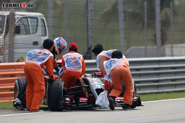 Foto zur News: Das fängt ja gut an: Das Lotus-Team, einst mit Geldern des malaysischen Staatskonzerns Proton gegründet (und deswegen mit Spezialaufklebern dekoriert), kommt im Freitagstraining in Sepang erneut kaum zum Fahren. Romain Grosjean und Pastor Maldonado schaffen in den ersten eineinhalb Stunden volle sechs Runden - und keine einzige Zeit.