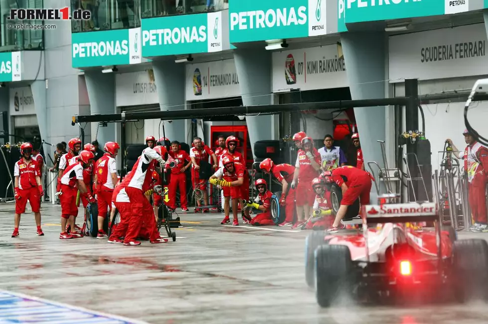 Heimliche Helden des Qualifyings: die Ferrari-Mechaniker. In Rekordzeit von rund fünf Minuten wechseln sie die Spurstange am Wagen von Fernando Alonso, der zuvor Daniil Kwjat die Tür zugeschlagen hat. "Ich habe ihn nicht gesehen", gibt der Ex-Weltmeister zu. Für Experte Marc Surer ist klar: "Alonsos Schuld." Auch wenn sicher dazu beigetragen hat, dass er zu jenem Zeitpunkt mit den Intermediates (statt Full-Wets) auf den falschen Reifen war. Foto zur News: Heimliche Helden des Qualifyings: die Ferrari-Mechaniker. In Rekordzeit von rund fünf Minuten wechseln sie die Spurstange am Wagen von Fernando Alonso, der zuvor Daniil Kwjat die Tür zugeschlagen hat. "Ich habe ihn nicht gesehen", gibt der Ex-Weltmeister zu. Für Experte Marc Surer ist klar: "Alonsos Schuld." Auch wenn sicher dazu beigetragen hat, dass er zu jenem Zeitpunkt mit den Intermediates (statt Full-Wets) auf den falschen Reifen war.