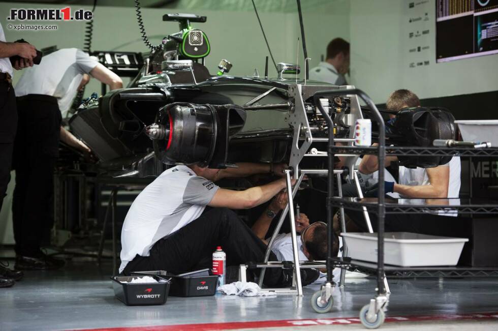 Foto zur News: Mit McLaren erwischt die Technik-Seuche am Samstagmorgen auch ein Mercedes-Team. Rennleiter Eric Boullier befürchtet schon, das Qualifying auslassen zu müssen, aber zum Glück stellt sich heraus: Nicht der Antriebsstrang selbst ist das Problem, sondern Sensoren, die falsche Daten liefern - wie schon tags zuvor bei Kevin Magnussen aufgetreten.
