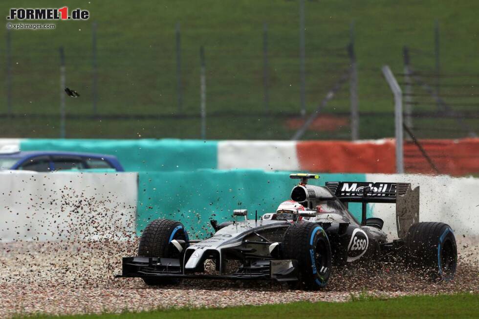 Foto zur News: Der stellt im Qualifying-Stallduell gegen Jenson Button auf 2:0, trotz dieses spektakulären Ausritts in der Zielkurve in Q2 - eigentlich hatte der Däne nicht vor, den Weg durch die Boxengasse zu nehmen, in die er sich mit hoher Geschwindigkeit reindrehte.