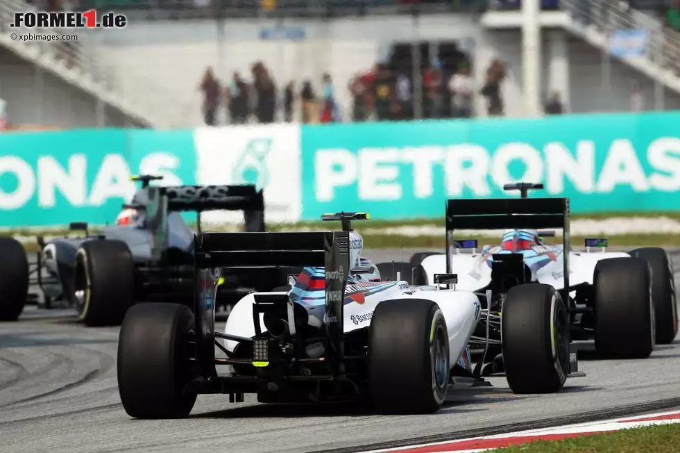 In der Schlussphase eskaliert das Williams-Stallduell: "Felipe, Valtteri ist schneller als du. Halte ihn nicht auf!" Das bekommt Massa gleich zweimal zu hören - macht aber keine Anstalten, seinen Teamkollegen durchzulassen, damit dieser noch den sechstplatzierten Button jagen kann. "Valtteri kam an mir nicht vorbei, wie hätte er dann an Jenson vorbeikommen sollen?", winkt Massa ab. Aber Bottas sagt: "Ich glaube, ich hätte eine Chance gehabt." Schon nach zwei Rennen hängt der Haussegen schief. Foto zur News: In der Schlussphase eskaliert das Williams-Stallduell: "Felipe, Valtteri ist schneller als du. Halte ihn nicht auf!" Das bekommt Massa gleich zweimal zu hören - macht aber keine Anstalten, seinen Teamkollegen durchzulassen, damit dieser noch den sechstplatzierten Button jagen kann. "Valtteri kam an mir nicht vorbei, wie hätte er dann an Jenson vorbeikommen sollen?", winkt Massa ab. Aber Bottas sagt: "Ich glaube, ich hätte eine Chance gehabt." Schon nach zwei Rennen hängt der Haussegen schief.