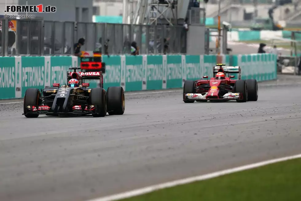 Grosjean fährt das Rennen mit angeschlagenem Diffusor zu Ende, was ihn laut Lotus-Auskunft eineinhalb Sekunden pro Runde kostet. Trotzdem kann er Räikkönen im Finish hinter sich halten. Es reicht aber nicht mehr, um Rookie Kwjat im Toro Rosso noch aus den Punkterängen zu verdrängen. Am Ende fehlen 2,9 Sekunden. Foto zur News: Grosjean fährt das Rennen mit angeschlagenem Diffusor zu Ende, was ihn laut Lotus-Auskunft eineinhalb Sekunden pro Runde kostet. Trotzdem kann er Räikkönen im Finish hinter sich halten. Es reicht aber nicht mehr, um Rookie Kwjat im Toro Rosso noch aus den Punkterängen zu verdrängen. Am Ende fehlen 2,9 Sekunden.