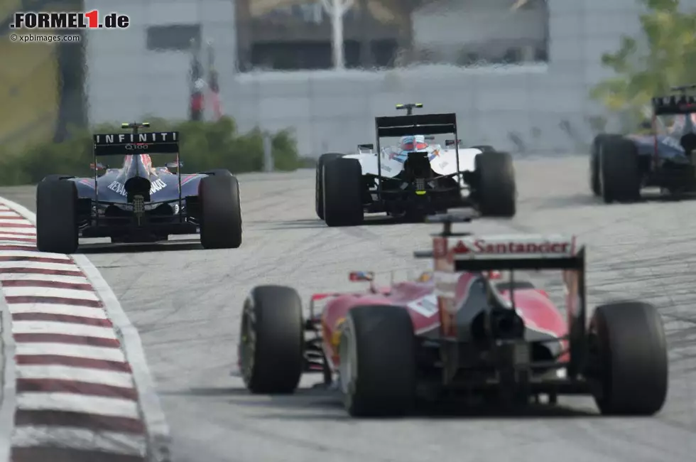 In der elften Runde liegt Vettel 2,2 Sekunden vor Ricciardo, der wiederum 1,6 Sekunden Vorsprung auf Alonso hat. Doch Vettel stoppt erst in der 13., Ricciardo in der zwölften, Alonso schon in der elften Runde. Letzterer hält seine Nase in der ersten Kurve kurz vor Ricciardo rein, der kontert aber auf sehenswerte Art und Weise. Das zusammengerückte Trio bricht erst wieder auseinander, als Alonso länger als die Red Bulls braucht, um an Bottas vorbeizukommen. Foto zur News: In der elften Runde liegt Vettel 2,2 Sekunden vor Ricciardo, der wiederum 1,6 Sekunden Vorsprung auf Alonso hat. Doch Vettel stoppt erst in der 13., Ricciardo in der zwölften, Alonso schon in der elften Runde. Letzterer hält seine Nase in der ersten Kurve kurz vor Ricciardo rein, der kontert aber auf sehenswerte Art und Weise. Das zusammengerückte Trio bricht erst wieder auseinander, als Alonso länger als die Red Bulls braucht, um an Bottas vorbeizukommen.