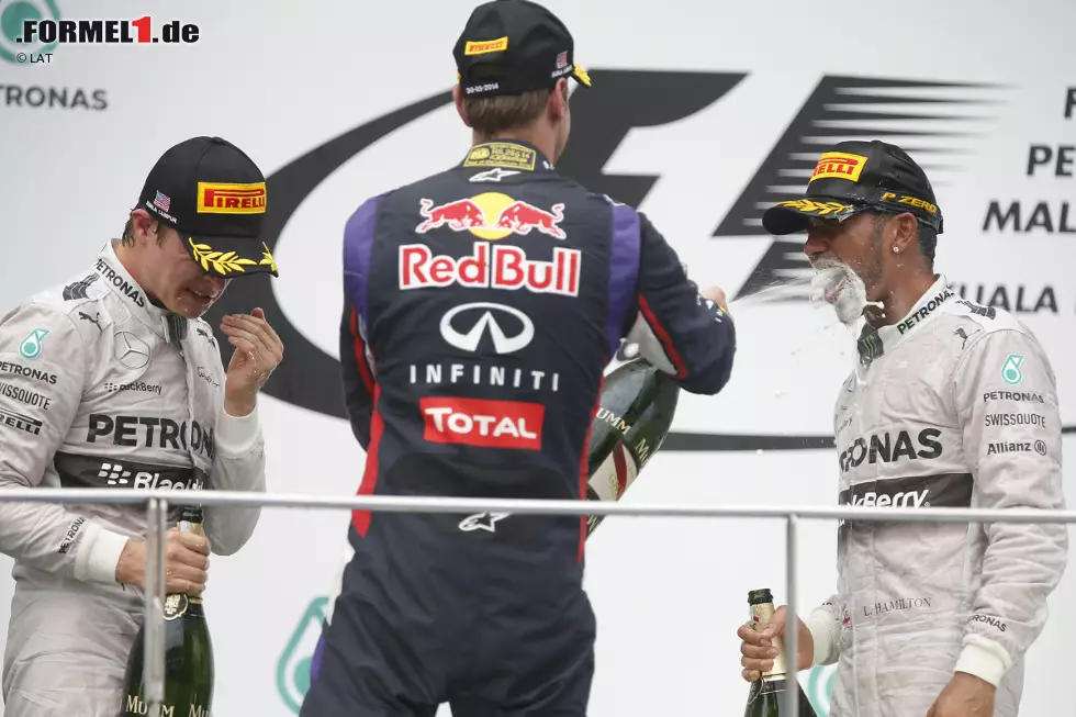 Vettel bleibt nichts anderes übrig, als den Mercedes-Fahrern zu gratulieren und ihnen Schampus in den Mund zu spritzen. Aber er kann dem dritten Platz auch Gutes abgewinnen: "Wir sind noch nicht da, wo wir hinwollen, aber wir werden da hinkommen!" Foto zur News: Vettel bleibt nichts anderes übrig, als den Mercedes-Fahrern zu gratulieren und ihnen Schampus in den Mund zu spritzen. Aber er kann dem dritten Platz auch Gutes abgewinnen: "Wir sind noch nicht da, wo wir hinwollen, aber wir werden da hinkommen!"