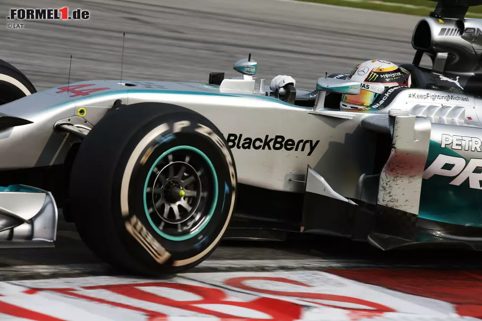 Hamilton zieht indes weiter einsam seine Kreise, hält den Vorsprung konstant über zehn Sekunden und muss sich dafür noch nicht einmal groß anstrengen. Als Rosberg wieder ein paar beruhigende Wagenlängen Vorsprung auf Vettel hat, kommt bei Mercedes die Anweisung an beide Fahrer: Material schonen, Tempo drosseln - in der Hoffnung, dass kein Regen mehr kommt. Foto zur News: Hamilton zieht indes weiter einsam seine Kreise, hält den Vorsprung konstant über zehn Sekunden und muss sich dafür noch nicht einmal groß anstrengen. Als Rosberg wieder ein paar beruhigende Wagenlängen Vorsprung auf Vettel hat, kommt bei Mercedes die Anweisung an beide Fahrer: Material schonen, Tempo drosseln - in der Hoffnung, dass kein Regen mehr kommt.