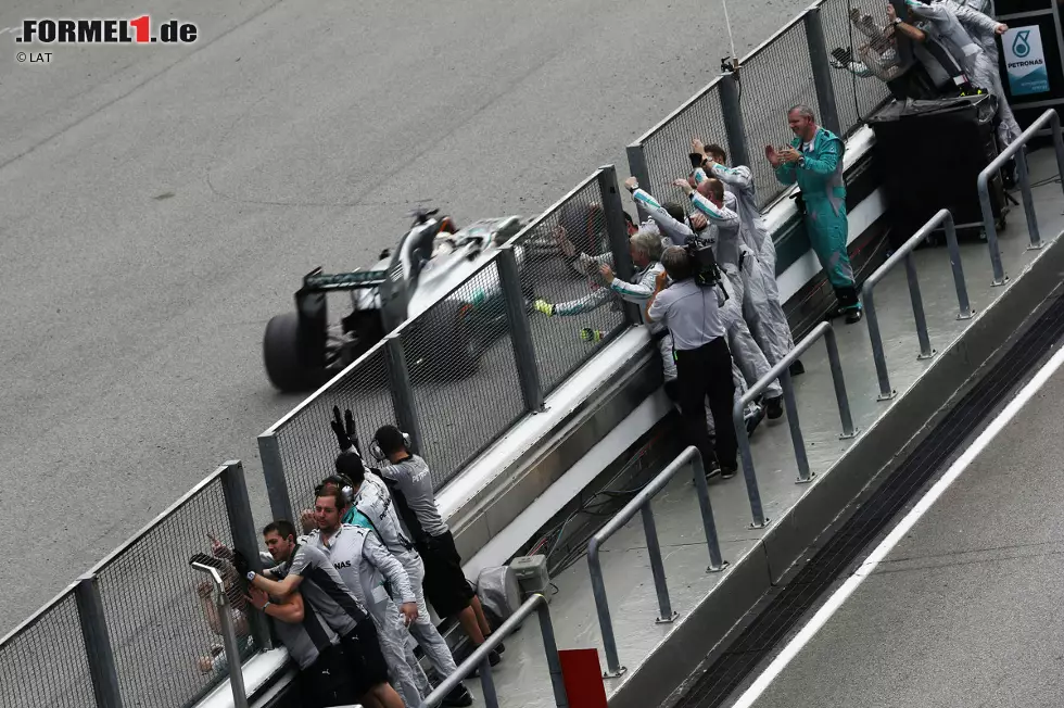 Die Mercedes-Mechaniker jubeln über den ersten Doppelsieg eines Silberpfeil-Werksteams seit Monza 1955. Damals gewann Juan Manuel Fangio vor Piero Taruffi. Gutes Omen: Fangio wurde in jenem Jahr auch Weltmeister. Foto zur News: Die Mercedes-Mechaniker jubeln über den ersten Doppelsieg eines Silberpfeil-Werksteams seit Monza 1955. Damals gewann Juan Manuel Fangio vor Piero Taruffi. Gutes Omen: Fangio wurde in jenem Jahr auch Weltmeister.