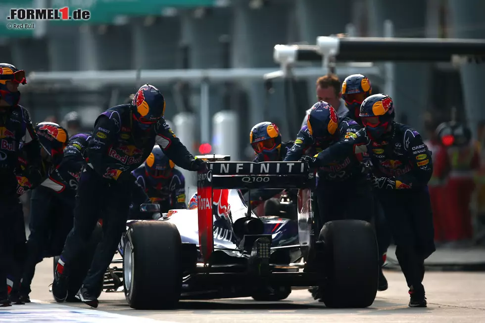Beim dritten Boxenstopp in Runde 45 klebt Ricciardo schon wieder das Pech an den Hacken: Als er losfährt, hebt der Mechaniker links vorne den Arm - weil das Rad noch locker ist. Also erhält der Australier den Funkspruch, er soll in der Boxengasse stehen bleiben. Bis ihn die Mechaniker abgeholt und das Rad festgezogen haben, vergehen insgesamt eineinhalb Minuten. Foto zur News: Beim dritten Boxenstopp in Runde 45 klebt Ricciardo schon wieder das Pech an den Hacken: Als er losfährt, hebt der Mechaniker links vorne den Arm - weil das Rad noch locker ist. Also erhält der Australier den Funkspruch, er soll in der Boxengasse stehen bleiben. Bis ihn die Mechaniker abgeholt und das Rad festgezogen haben, vergehen insgesamt eineinhalb Minuten.