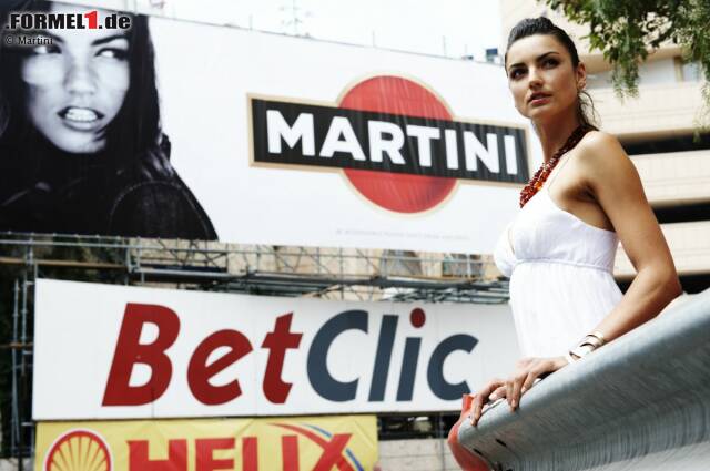 Lifestyle der Reichen und Schönen: Kaum ein Getränk verkörpert diese Idee so wie der italienische Wermut Martini, den der Handelsvertreter Alessandro Martini im Jahre 1863 mit der Übernahme eines Weinhandels in die Regale brachte. Schon die ersten Flaschen entstanden in der Kleinstadt Pessione bei Turin. Den Namen in die Welt trugen diverse Boliden aus der Formel 1, der Sportwagenszene und dem Rallyegeschäft. Ihr blau-rotes Design auf weißem, silbernem respektive rotem Grund ist legendär. Beispiele gefällig? Lifestyle der Reichen und Schönen: Kaum ein Getränk verkörpert diese Idee so wie der italienische Wermut Martini, den der Handelsvertreter Alessandro Martini im Jahre 1863 mit der Übernahme eines Weinhandels in die Regale brachte. Schon die ersten Flaschen entstanden in der Kleinstadt Pessione bei Turin. Den Namen in die Welt trugen diverse Boliden aus der Formel 1, der Sportwagenszene und dem Rallyegeschäft. Ihr blau-rotes Design auf weißem, silbernem respektive rotem Grund ist legendär. Beispiele gefällig?