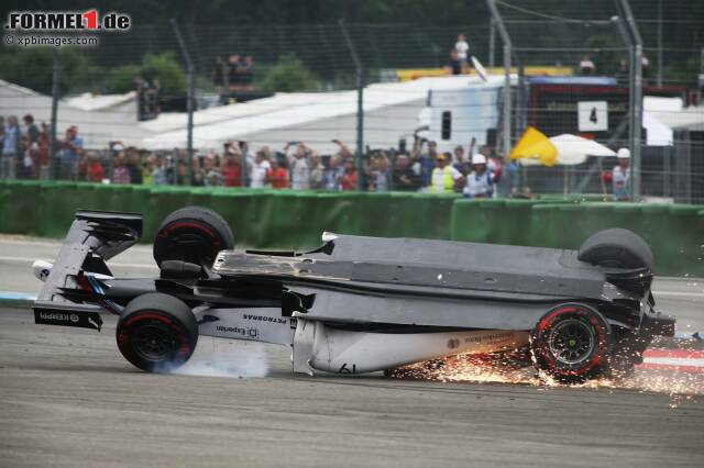 Foto zur News: Für Felipe Massa ist die Rad-an-Rad-Berührung fatal. Er steigt auf und überschlägt sich...