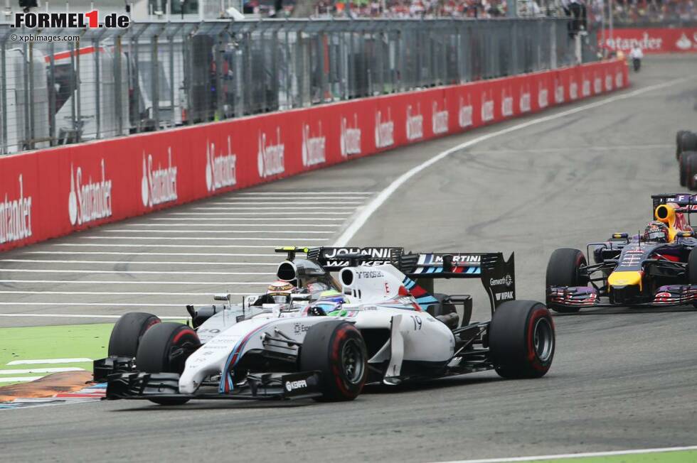Foto zur News: Kevin Magnussen und Felipe Massa kommen sich am Start gefährlich nahe - zu nahe. Die Rennleitung entscheidet auf Rennunfall.