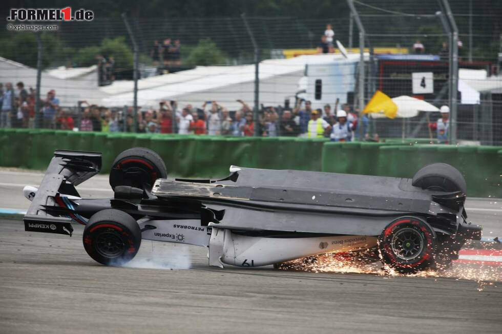 Foto zur News: Für Felipe Massa ist die Rad-an-Rad-Berührung fatal. Er steigt auf und überschlägt sich...