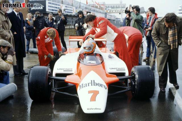 1981 ging's noch ohne Glitter & Glamour: Im ersten Jahr unter Neo-Teamchef Ron Dennis (links) trat zunächst nur John Watson mit dem neuen MP4 an, dem ersten McLaren-Chassis aus Kohlefaser. In Silverstone gelang ihm damit der erste McLaren-Sieg seit 1977. Teamkollege Andrea de Cesaris musste die ersten Rennen noch mit dem alten M29 bestreiten, der von Gordon Coppuck entwickelt worden war. 1981 ging's noch ohne Glitter & Glamour: Im ersten Jahr unter Neo-Teamchef Ron Dennis (links) trat zunächst nur John Watson mit dem neuen MP4 an, dem ersten McLaren-Chassis aus Kohlefaser. In Silverstone gelang ihm damit der erste McLaren-Sieg seit 1977. Teamkollege Andrea de Cesaris musste die ersten Rennen noch mit dem alten M29 bestreiten, der von Gordon Coppuck entwickelt worden war.