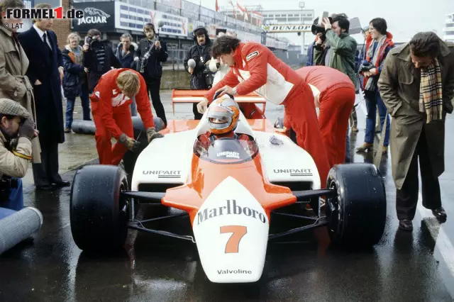 Foto zur News: 1981 ging's noch ohne Glitter & Glamour: Im ersten Jahr unter Neo-Teamchef Ron Dennis (links) trat zunächst nur John Watson mit dem neuen MP4 an, dem ersten McLaren-Chassis aus Kohlefaser. In Silverstone gelang ihm damit der erste McLaren-Sieg seit 1977. Teamkollege Andrea de Cesaris musste die ersten Rennen noch mit dem alten M29 bestreiten, der von Gordon Coppuck entwickelt worden war.