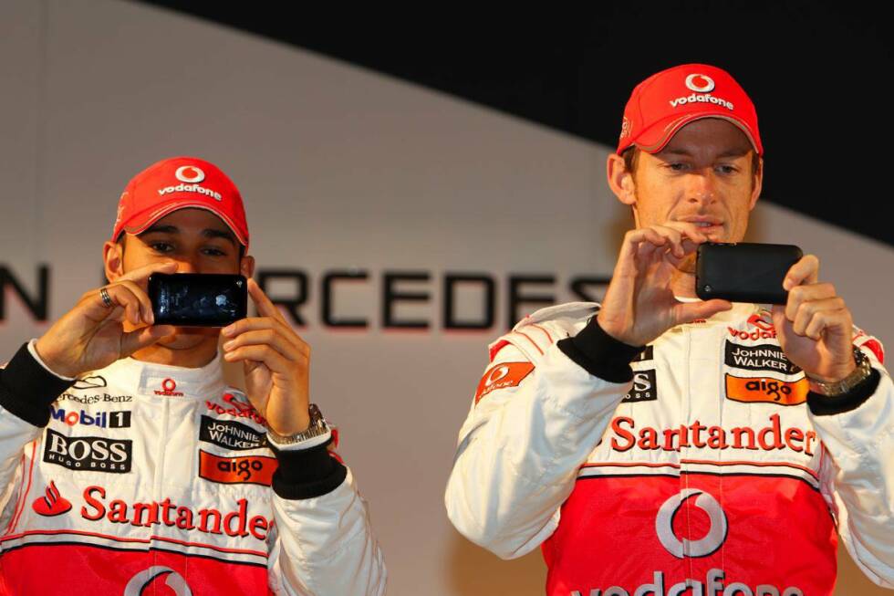Foto zur News: Weiterhin mit von der Partie: Handy-Sponsor Vodafone. Die begleitenden Internet-Werbespots mit Lewis Hamilton und Jenson Button erlangen Kultstatus.
