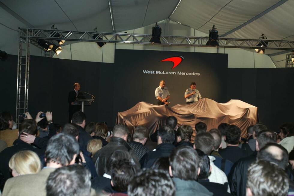 Foto zur News: In jener goldenen Ära der Silbernen waren Ron Dennis und Norbert Haug die leitenden Manager bei McLaren-Mercedes.