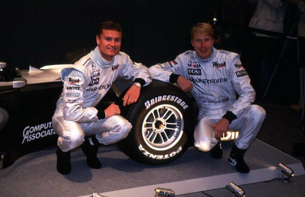 Foto zur News: Die Fahrer des ersten Formel-1-Silberpfeils der modernen Ära: David Coulthard und Mika Häkkinen.