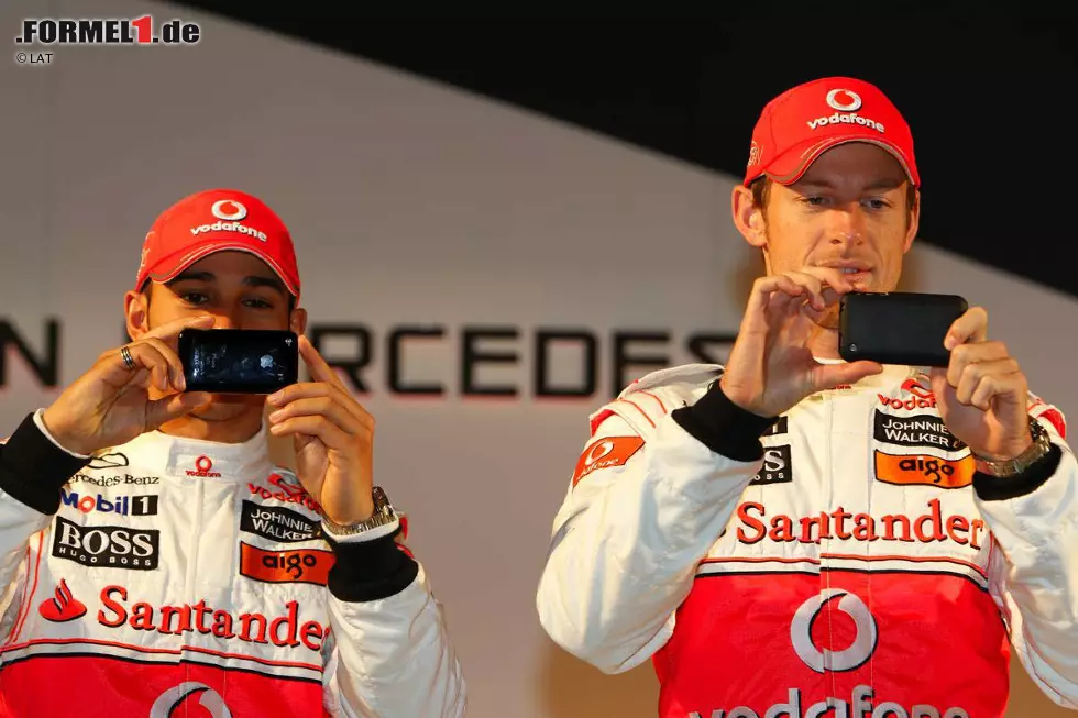 Weiterhin mit von der Partie: Handy-Sponsor Vodafone. Die begleitenden Internet-Werbespots mit Lewis Hamilton und Jenson Button erlangen Kultstatus. Foto zur News: Weiterhin mit von der Partie: Handy-Sponsor Vodafone. Die begleitenden Internet-Werbespots mit Lewis Hamilton und Jenson Button erlangen Kultstatus.
