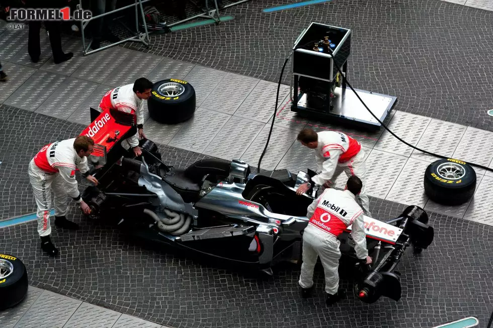 Im Sony-Center im Herzen der deutschen Hauptstadt tragen die Mechaniker den MP4-26 in Einzelteilen heraus und montieren das Auto vor den Augen der staunenden Zuschauer. Foto zur News: Im Sony-Center im Herzen der deutschen Hauptstadt tragen die Mechaniker den MP4-26 in Einzelteilen heraus und montieren das Auto vor den Augen der staunenden Zuschauer.